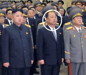 　12月17日在朝鮮平壤錦繡山太陽(yáng)宮舉行的金正日逝世一周年悼念活動(dòng)中，被推測(cè)為朝鮮第二自然科學(xué)院院長(zhǎng)崔春植的人（右二圓圈內(nèi)）站在國(guó)防委員會(huì)第一委員長(zhǎng)金正恩旁邊。