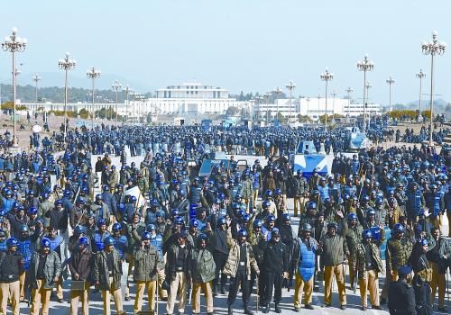 15日上午，大批警察在巴基斯坦首都伊斯蘭堡總統(tǒng)府前警戒。