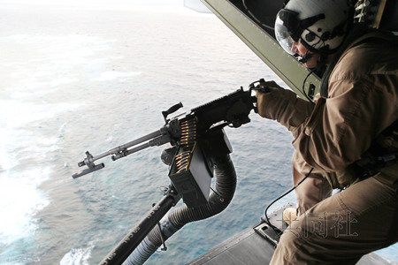 4月4日，駐日美軍公開了3月27日“魚鷹”運輸機空中射擊訓(xùn)練的照片。