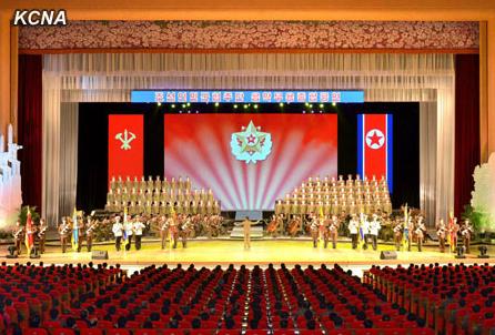 朝鮮人民軍協(xié)奏團(tuán)9日舉辦名為《用白頭山槍桿子贏取最后勝利》的音樂(lè)舞蹈綜合演出，慶祝金正日出任朝鮮國(guó)防委員會(huì)委員長(zhǎng)20周年。