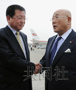 5月14日，日本內(nèi)閣官房參事飯島勛（右）抵達平壤，在機場與前來迎接的朝鮮外務省亞洲局副局長金哲虎握手。