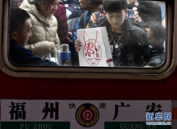 （關(guān)注春運(yùn)）（5）回家！回家！——K4186次外來務(wù)工人員專列全景直擊