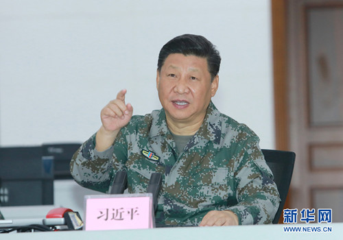 10月25日上午，中共中央總書記、國家主席、中央軍委主席習(xí)近平到南部戰(zhàn)區(qū)視察調(diào)研。這是習(xí)近平視察指揮大廳，實地了解戰(zhàn)區(qū)聯(lián)合作戰(zhàn)指揮體系構(gòu)建運行情況，勉勵戰(zhàn)區(qū)發(fā)揚改革創(chuàng)新精神，持續(xù)深化實踐探索，加快把指揮能力搞過硬。 新華社記者李剛攝