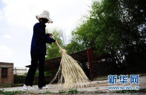 5月17日，中國(guó)鋁業(yè)青海分公司職工羅靜源在公司內(nèi)清掃垃圾。新華社記者張宏祥攝