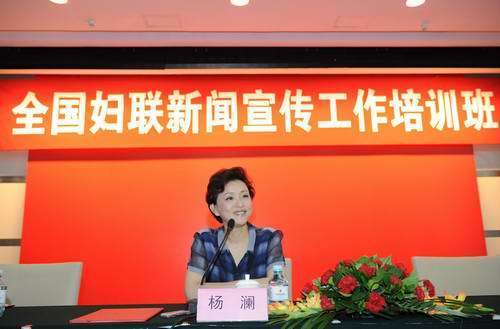 陽光媒體集團主席、資深節(jié)目主持人楊瀾在培訓(xùn)班上講課