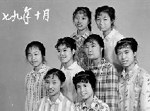 1979年10月，這一次，變化悄悄顯現(xiàn)，有人燙起了新潮的發(fā)型，梳起了卷卷的劉海。