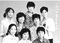 　1984年10月1日，不知是不是短發(fā)流行，女孩們形象大變，8個人中有6個剪短了頭發(fā)。