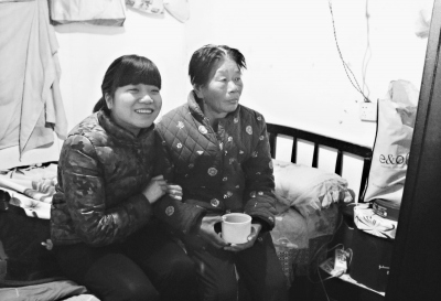 將滿18歲的成妮一直沒有戶口，現(xiàn)與身患老年癡呆的姑媽相依為命。記者劉斌 攝 