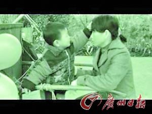 學(xué)生拍的視頻中，濤濤為媽媽擦汗。