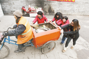 　■熱心人士幫大媽推車。 　