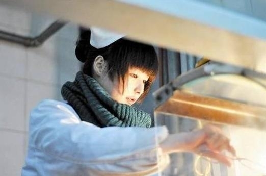 華中師大東二食堂的一名22歲女服務(wù)員則因外貌清純似10余歲的少女，周邊高校大學(xué)生稱為“華師萌廚娘”。