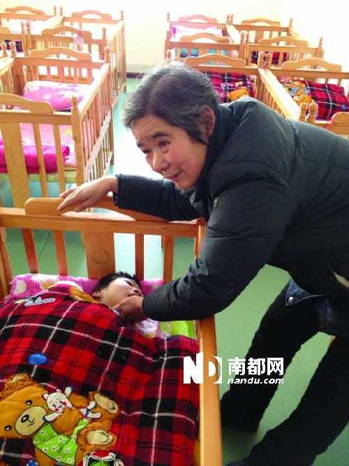   ●1月24日，周鳳桂到南陽(yáng)市兒童福利院看望被領(lǐng)走的病殘兒。