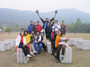 　　高一時，全班去太子灣公園玩。右二穿著黃色衣服的是張京。左上中間穿著黑衣服的女孩是也進(jìn)了外交部的趙婷，圍紅色格子圍巾的是胡躍波老師。圖片由胡躍波老師提供src=