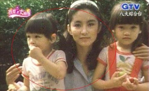 青霞手里抱著兩個(gè)小女孩，而左手邊那個(gè)4歲的小女孩就是徐若瑄。圖／翻攝網(wǎng)絡(luò)