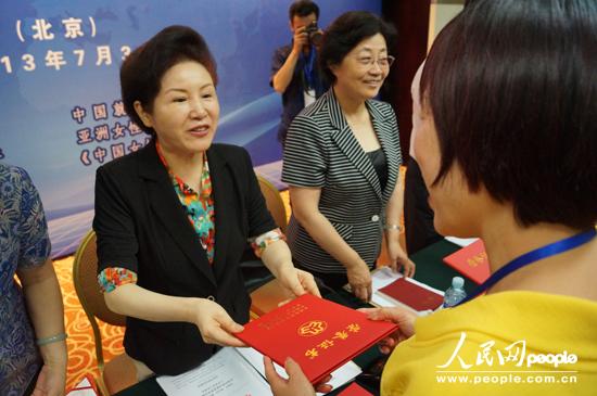 全國(guó)婦聯(lián)黨組副書記、副主席、書記處書記孟曉駟為獲獎(jiǎng)?wù)哳C發(fā)榮譽(yù)證書