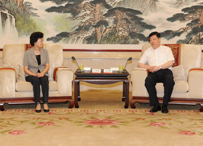 8月5日，山東省委書(shū)記、省人大常委會(huì)主任姜異康，省委副書(shū)記、省長(zhǎng)郭樹(shù)清會(huì)見(jiàn) 國(guó)務(wù)院婦兒工委副主任、全國(guó)婦聯(lián)黨組書(shū)記、副主席、書(shū)記處第一書(shū)記宋秀巖一行。