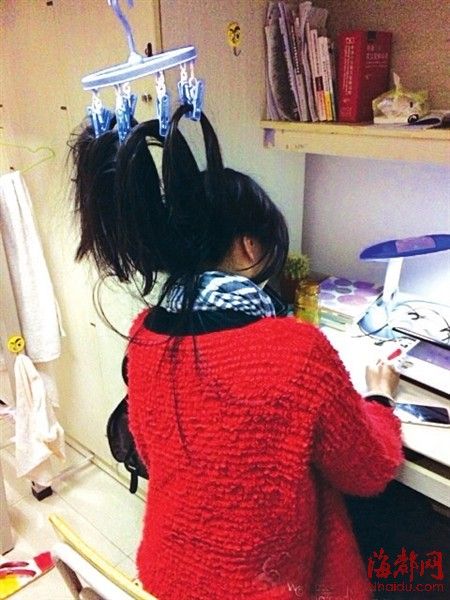 農(nóng)大女生“吊發(fā)苦讀”，備戰(zhàn)期末考試