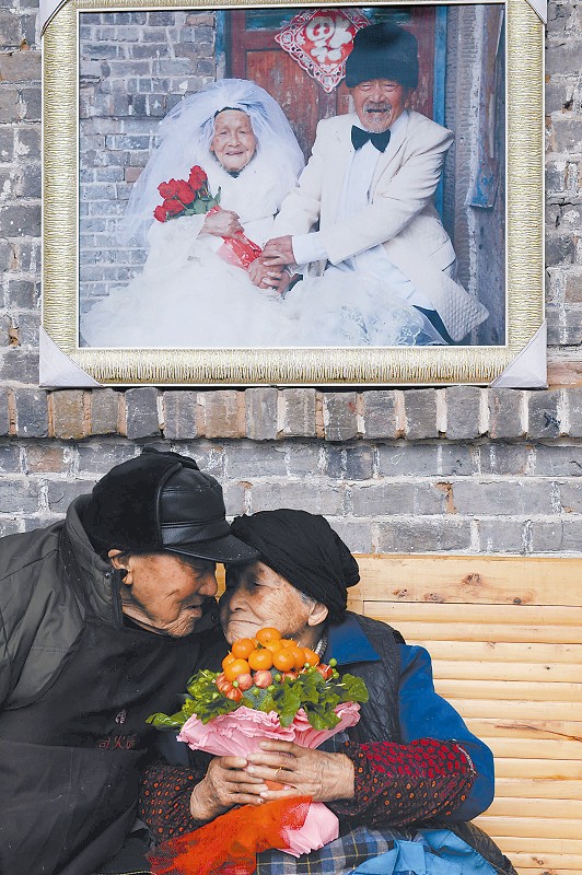 103歲的吳從漢和105歲的妻子吳宋氏說悄悄話。