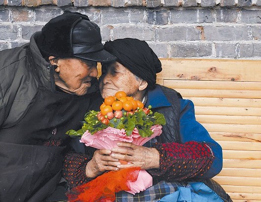 103歲的吳從漢和105歲的妻子吳宋氏說悄悄話。