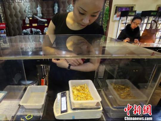 金店工作人員正在稱重?！堅啤z