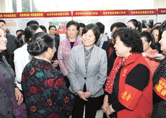 4月16日，沈躍躍在武漢市百步亭社區(qū)調研時，與社區(qū)志愿者親切交談。記者 楊睿 攝