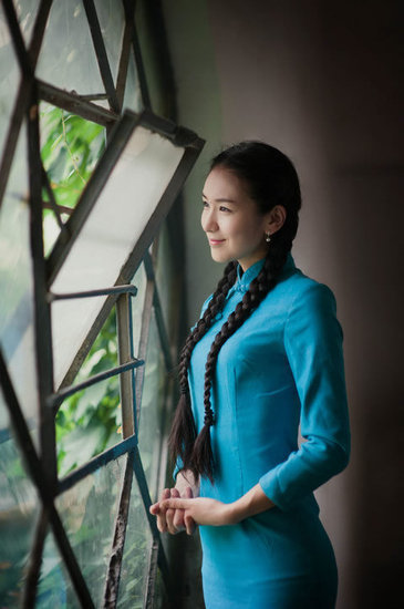 校花畢業(yè)照顯民國范兒 復古長裙麻花辮(圖)