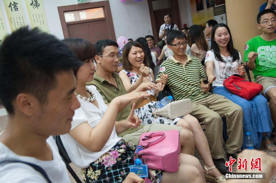 亮瞎！南京舉辦接吻大賽 情侶各顯“高招”