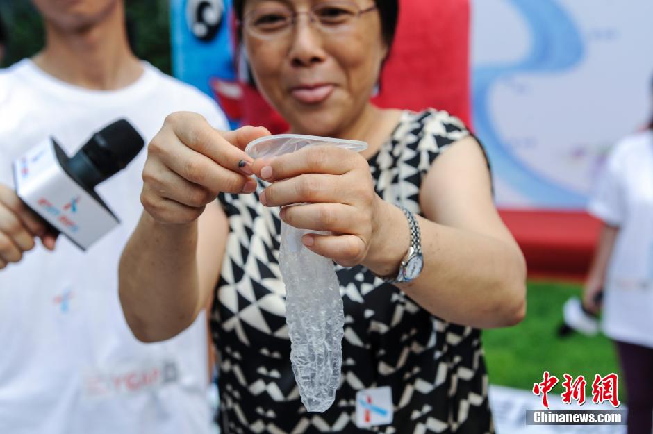 亮瞎！南京舉辦接吻大賽 情侶各顯“高招”