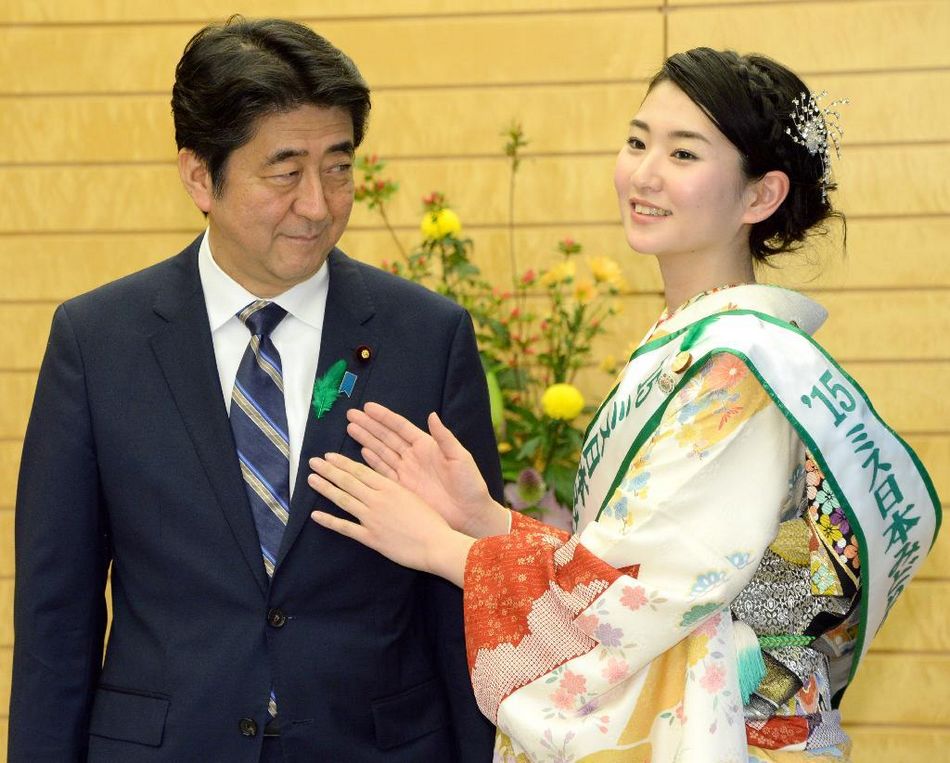 安倍接見日本櫻花女王、綠色女神