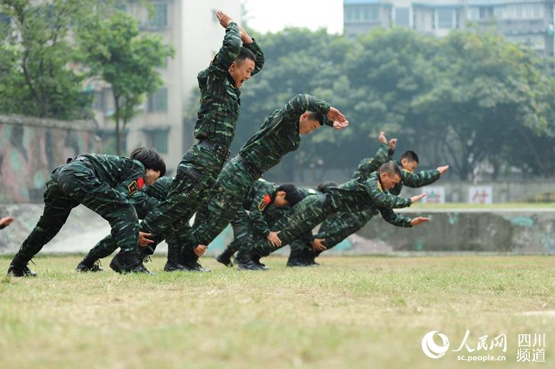 訓(xùn)練場上，與男兵一比高低。（圖片由四川武警涼山支提供）