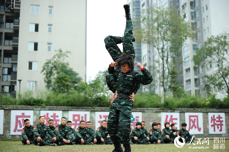 訓(xùn)練場上的警營女兵。（圖片由四川武警涼山支提供）