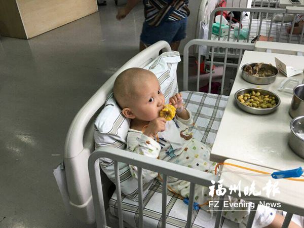 女兒患病男子擺“無(wú)人攤”籌錢(qián)　數(shù)十天分文不差