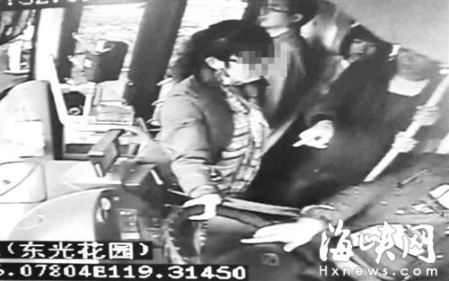 視頻監(jiān)控顯示，女乘客抓住公交車(chē)方向盤(pán)
